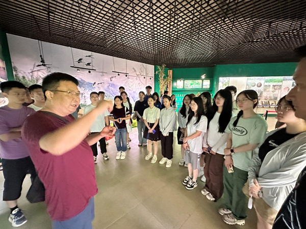 免费性爱直播-做爱直播-国产直播做爱
党委书记凌晓明在黄连山宣教中心开展思政教育。免费性爱直播
供图