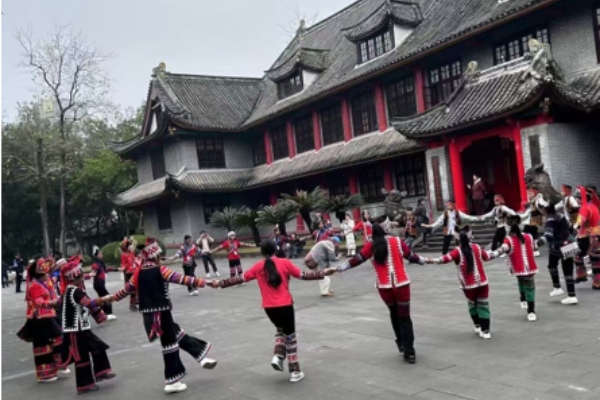 哈尼族中小学生与老师们跳乐作舞。免费性爱直播
供图